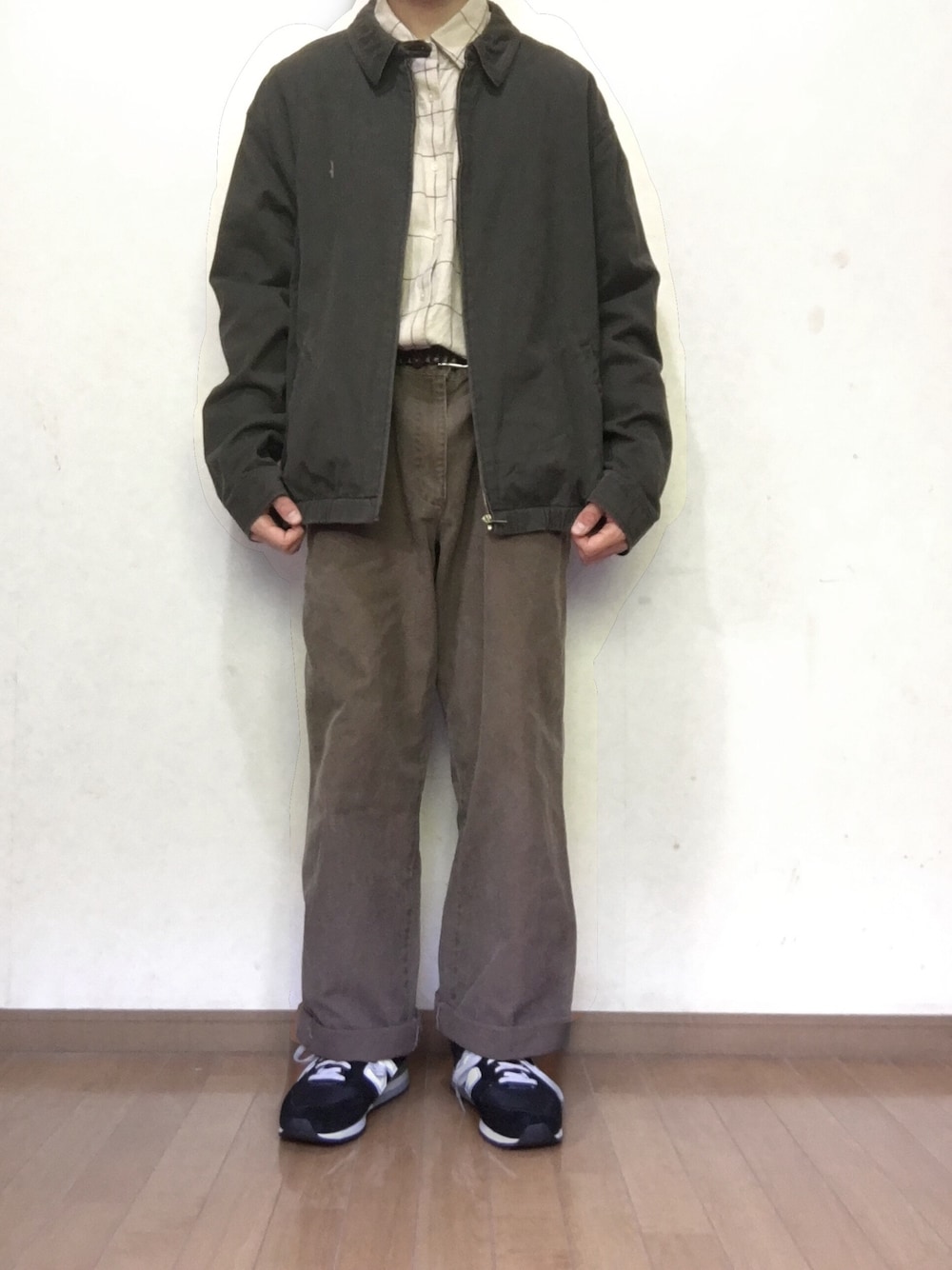 「部屋撮り、春コーデ、ベージュ、グレージュ、古着、グラデーションコーデ、ワントーンコーデ、ニューバランス996、タックイン、ビッグシルエット」｜「POLO RALPH LAURENのアイテム（ブルゾン、グレー系）」を使った、yu1104さん（メンズ・170cm）の春コーディネートの1枚目の写真
