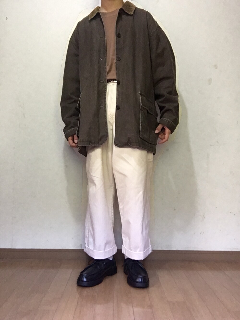 「ブラウン、白パンツ、部屋撮り、カバーオール、タックイン、春コーデ、UNIQLO U、きれいめカジュアル、ビッグシルエット、古着MIX」｜「Levi'sのアイテム（カバーオール、ブラウン系）」を使った、yu1104さん（メンズ・170cm）の春コーディネートの1枚目の写真