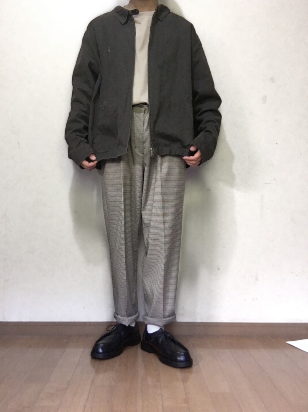 「部屋撮り、ガングラブチェック、ワントーンコーデ、グラデーションコーデ、古着MIX、タックイン、春コーデ、スラックス、グレージュ、ベージュ」｜「POLO RALPH LAURENのアイテム（ブルゾン、グレー系）」を使った、yu1104さん（メンズ・170cm）の春コーディネートの1枚目の写真