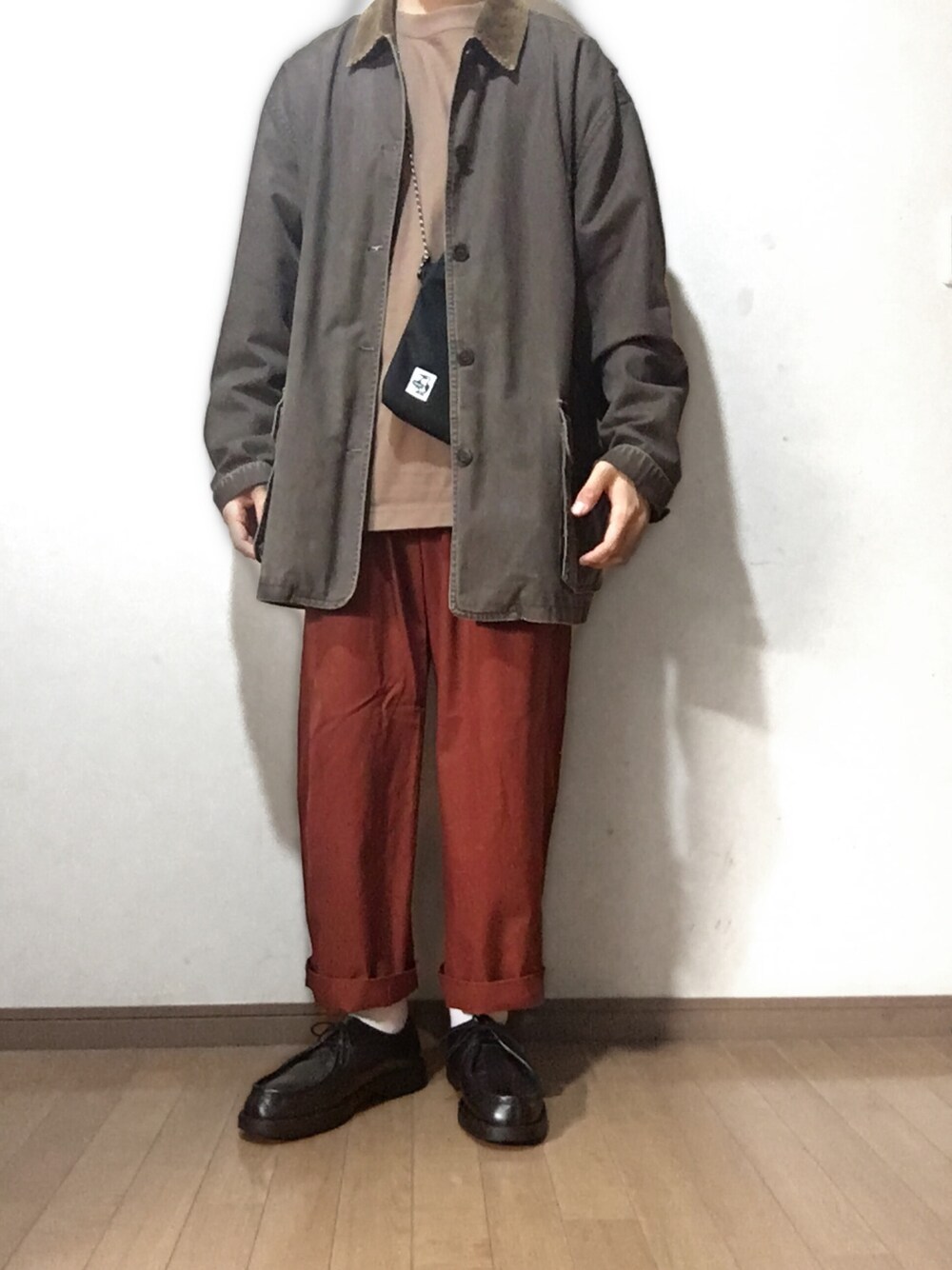 「オレンジパンツ、ワントーンコーデ、グラデーションコーデ、きれいめカジュアル、カバーオール、UNIQLO U、春コーデ、部屋撮り、オレンジ、革靴」｜「Levi'sのアイテム（カバーオール、ブラウン系）」を使った、yu1104さん（メンズ・170cm）の春コーディネートの1枚目の写真