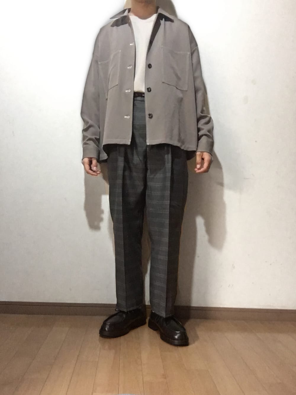 「グレージュ、グラデーションコーデ、チェックパンツ、タックイン、春コーデ、きれいめカジュアル、プチプラ、ワントーンコーデ」｜「EMMA CLOTHESのTRストレッチ ビッグステッチ L/Sオーバーボックス CPOシャツジャケット（シャツ/ブラウス、ブラウン系）」を使った、yu1104さん（メンズ・170cm）の春コーディネートの1枚目の写真