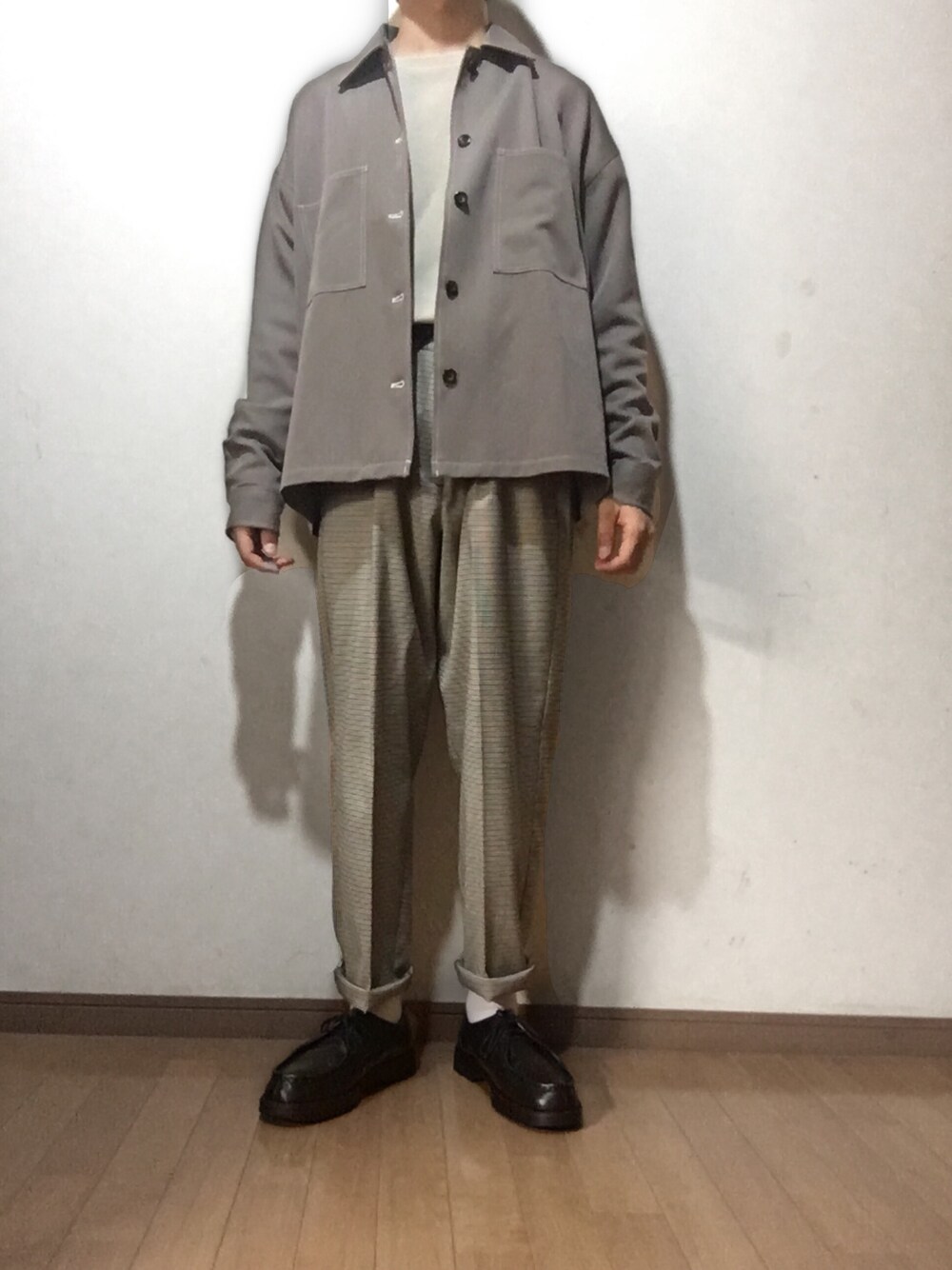 「ガンクラブチェック、グレージュ、ベージュ、タックイン、CPOシャツ、ワントーンコーデ、グラデーションコーデ、休日スタイル、シンプル、きれいめカジュアル」｜「EMMA CLOTHESのTRストレッチ ビッグステッチ L/Sオーバーボックス CPOシャツジャケット（シャツ/ブラウス、ブラウン系）」を使った、yu1104さん（メンズ・170cm）の春コーディネートの1枚目の写真
