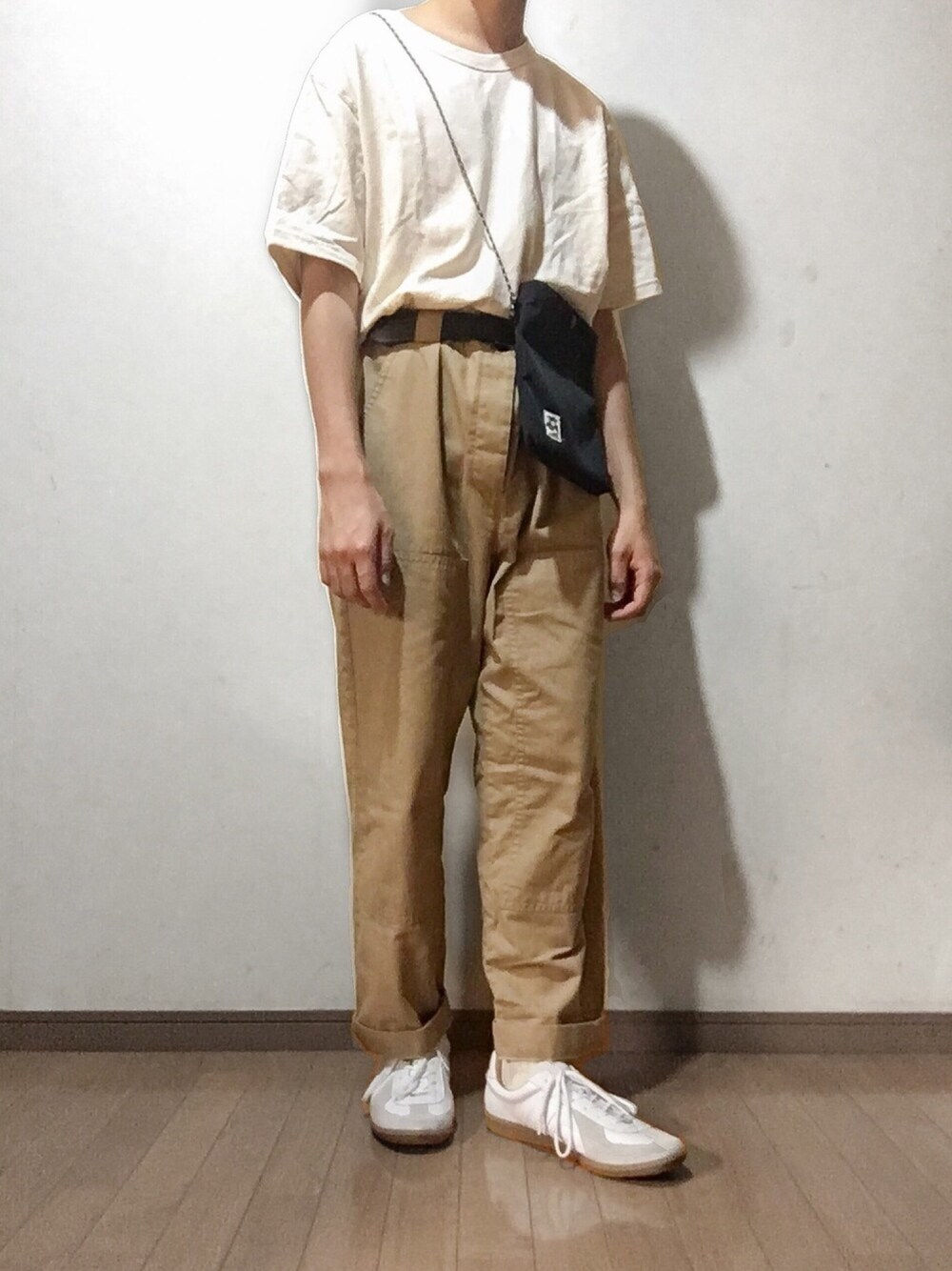 「ワントーンコーデ、UNIQLO U、プチプラ、ワークパンツ、ベージュ、サコッシュ、シンプルコーデ、白Tシャツ、タックイン、オーバーサイズ」｜「UNIQLOのクルーネックＴ（半袖）（Tシャツ/カットソー、ホワイト系）」を使った、yu1104さん（メンズ・170cm）の夏コーディネートの1枚目の写真