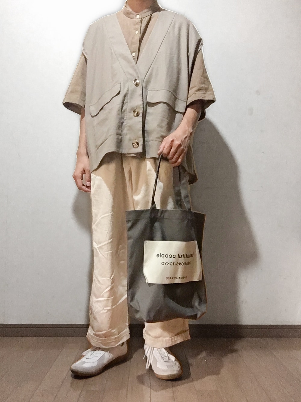 「ワントーンコーデ、beautiful people、トートバッグ、ベスト、白パンツ、ワークパンツ、リネンシャツ、白スニーカー、オーバーサイズ、デート」｜「kutirのオーバーサイズリネンベスト（ベスト、グレー系）」を使った、yu1104さん（メンズ・170cm）の夏コーディネートの1枚目の写真