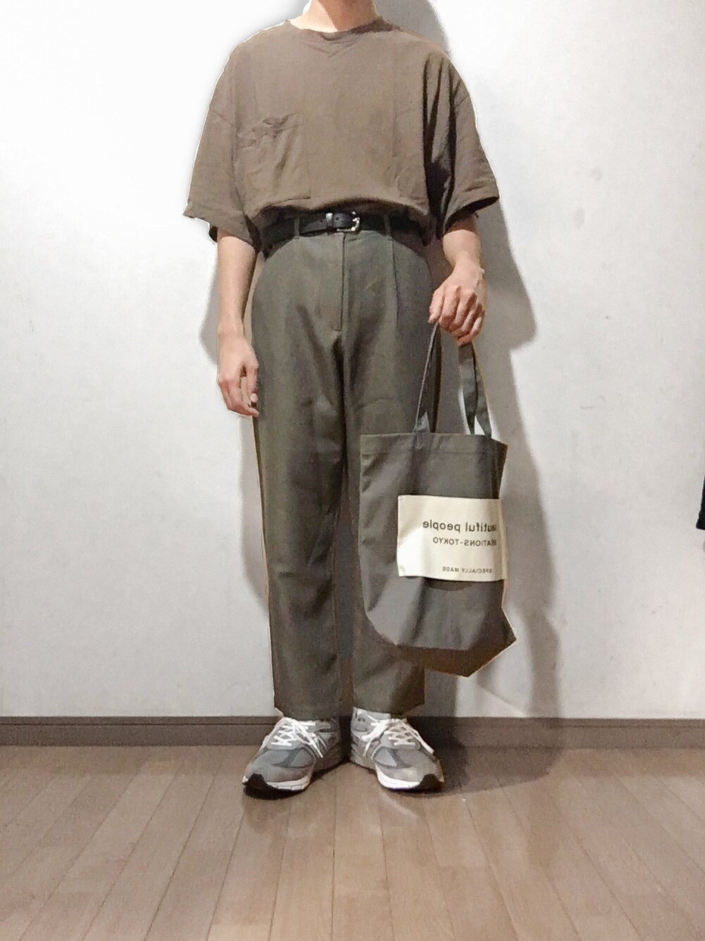 「ワントーンコーデ、beautiful people、トートバッグ、ブラウンコーデ、プチプラ、ビックT、タックイン、アンクルパンツ、ニューバランス、部屋撮り」｜「kutirのビッグポケットTシャツ（Tシャツ/カットソー、ブラウン系）」を使った、yu1104さん（メンズ・170cm）の夏コーディネートの1枚目の写真