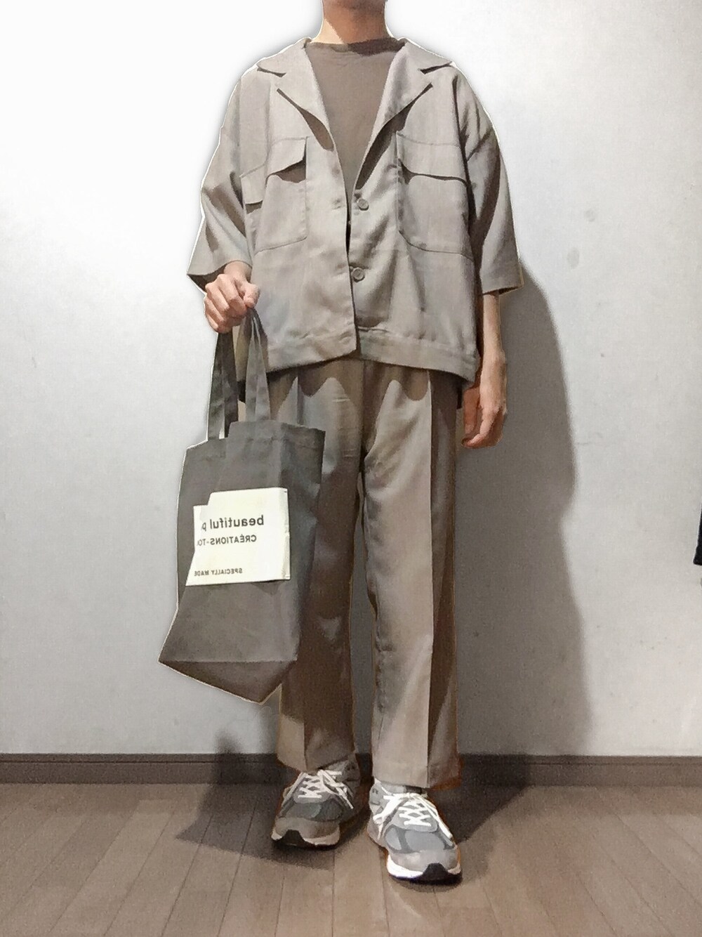 「セットアップ、トートバッグ、beautiful people、スラックス、センタープレス、グレージュ、ワントーンコーデ、ビックシルエット、kutir、プチプラ」｜「kutirのCPOシャツ　セットアップ（シャツ/ブラウス、ベージュ系）」を使った、yu1104さん（メンズ・170cm）の夏コーディネートの1枚目の写真