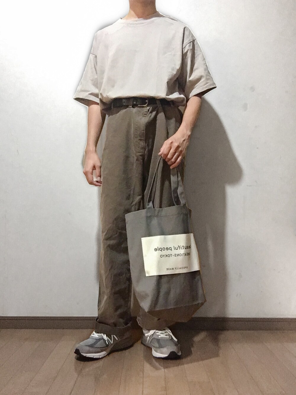 「アースカラー、ワントーンコーデ、トートバッグ、beautiful people、ビッグT、タックイン、プチプラ、ペインターパンツ、ニューバランス、部屋撮り」｜「WYM LIDNMの【WYM LIDNM】HEAVY WEIGHT BASIC BIG-TEE/カットソー（Tシャツ/カットソー、ベージュ系）」を使った、yu1104さん（メンズ・170cm）の夏コーディネートの1枚目の写真