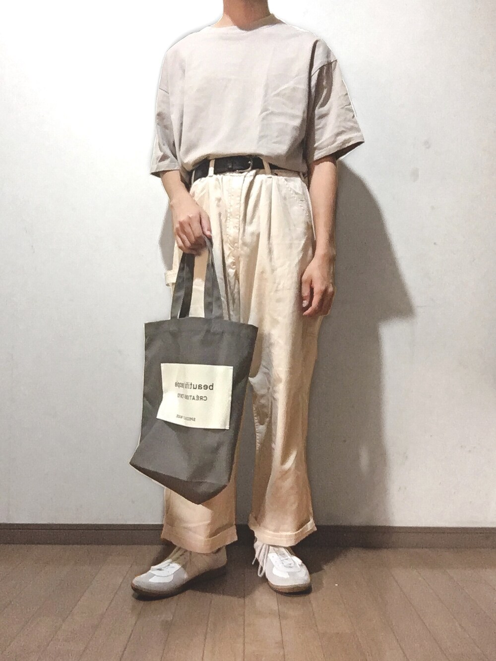「ワントーンコーデ、シンプルコーデ、タックイン、トートバッグ、beautiful people、白パンツ、白スニーカー、RAGEBLUE、プチプラ、ワイドパンツ」｜「WYM LIDNMの【WYM LIDNM】HEAVY WEIGHT BASIC BIG-TEE/カットソー（Tシャツ/カットソー、ベージュ系）」を使った、yu1104さん（メンズ・170cm）の夏コーディネートの1枚目の写真