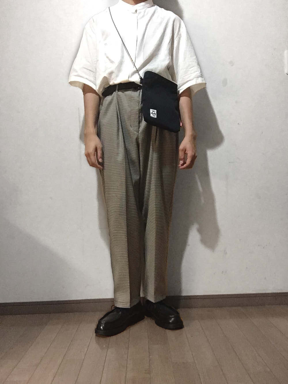 「シンプルコーデ、シャツ好き集まれ、チェックパンツ、タックイン、サコッシュ、センタープレス、スラックス、夏コーデ、プチプラ、GU」｜「GUのアイテム（シャツ/ブラウス、ホワイト系）」を使った、yu1104さん（メンズ・170cm）の夏コーディネートの1枚目の写真