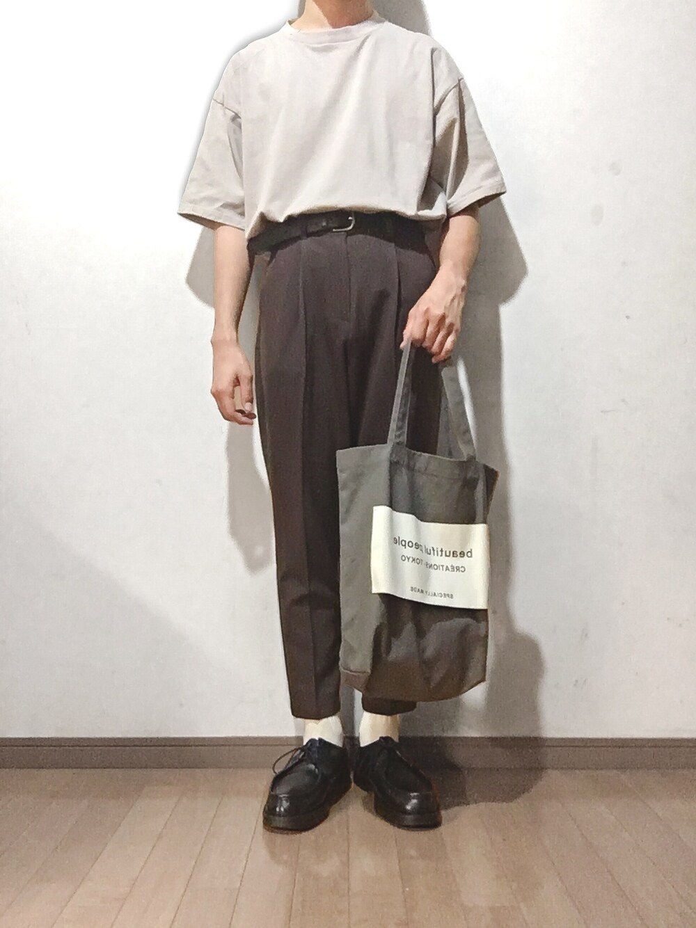 「アースカラー、beautiful people、トートバッグ、スラックス、タックイン、シンプル、夏のワントーンコーデ、革靴、ビックT、ベージュ」｜「WYM LIDNMの【WYM LIDNM】HEAVY WEIGHT BASIC BIG-TEE/カットソー（Tシャツ/カットソー、ベージュ系）」を使った、yu1104さん（メンズ・170cm）の夏コーディネートの1枚目の写真