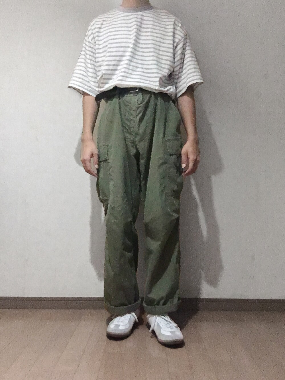 「夏コーデ、ボーダー、ボーダーTシャツ、カーゴパンツ、軍パン、タックイン、アースカラー、アースカラーコーデ、古着MIX、ストリート」｜「MUJI Laboのアイテム（Tシャツ/カットソー、グレー系）」を使った、yu1104さん（メンズ・170cm）の夏コーディネートの1枚目の写真