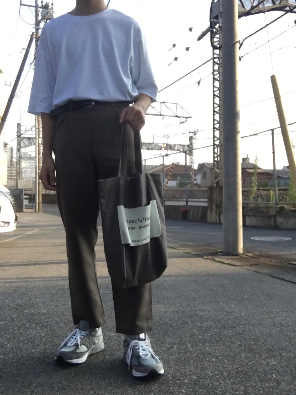 「UNIQLO U、beautiful people、トートバッグ、プチプラ、スラックス、グレー、グレージュ、夏、アースカラー、ワイドパンツ」｜「UNIQLOのクルーネックＴ（半袖）（Tシャツ/カットソー、ホワイト系）」を使った、yu1104さん（メンズ・170cm）の夏コーディネートの1枚目の写真