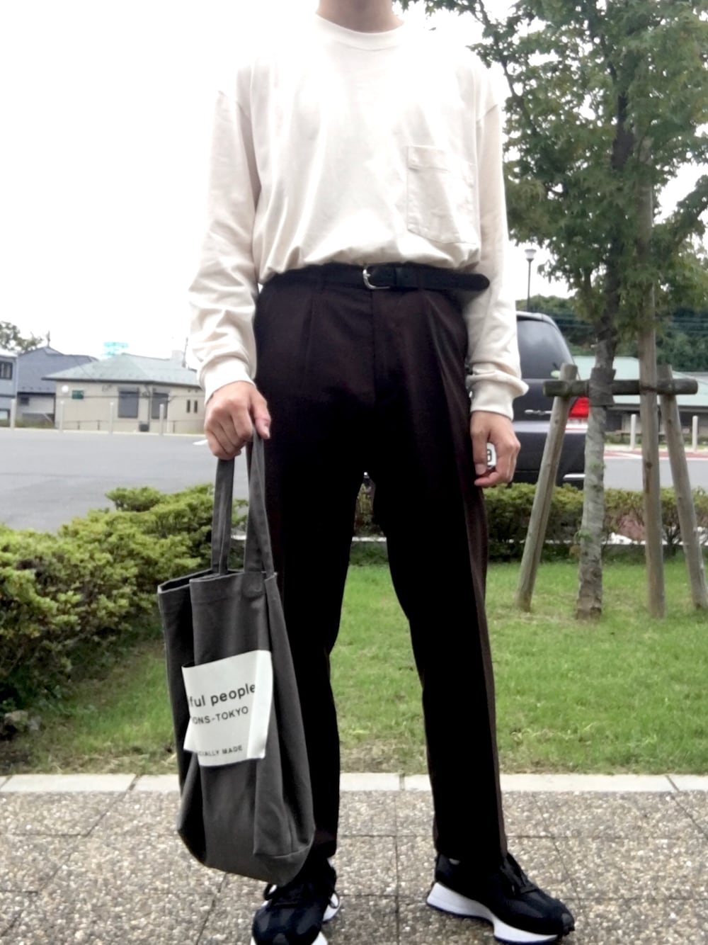 「秋のマイ旬スタイル、秋コーデ、ロンT、黒スニーカー、クラシカル、ワントーンコーデ、ニューバランス、タックイン、トートバッグ、beautiful people」｜「UNIQLOのクルーネックT（長袖）（Tシャツ/カットソー、ホワイト系）」を使った、yu1104さん（メンズ・170cm）の秋コーディネートの1枚目の写真