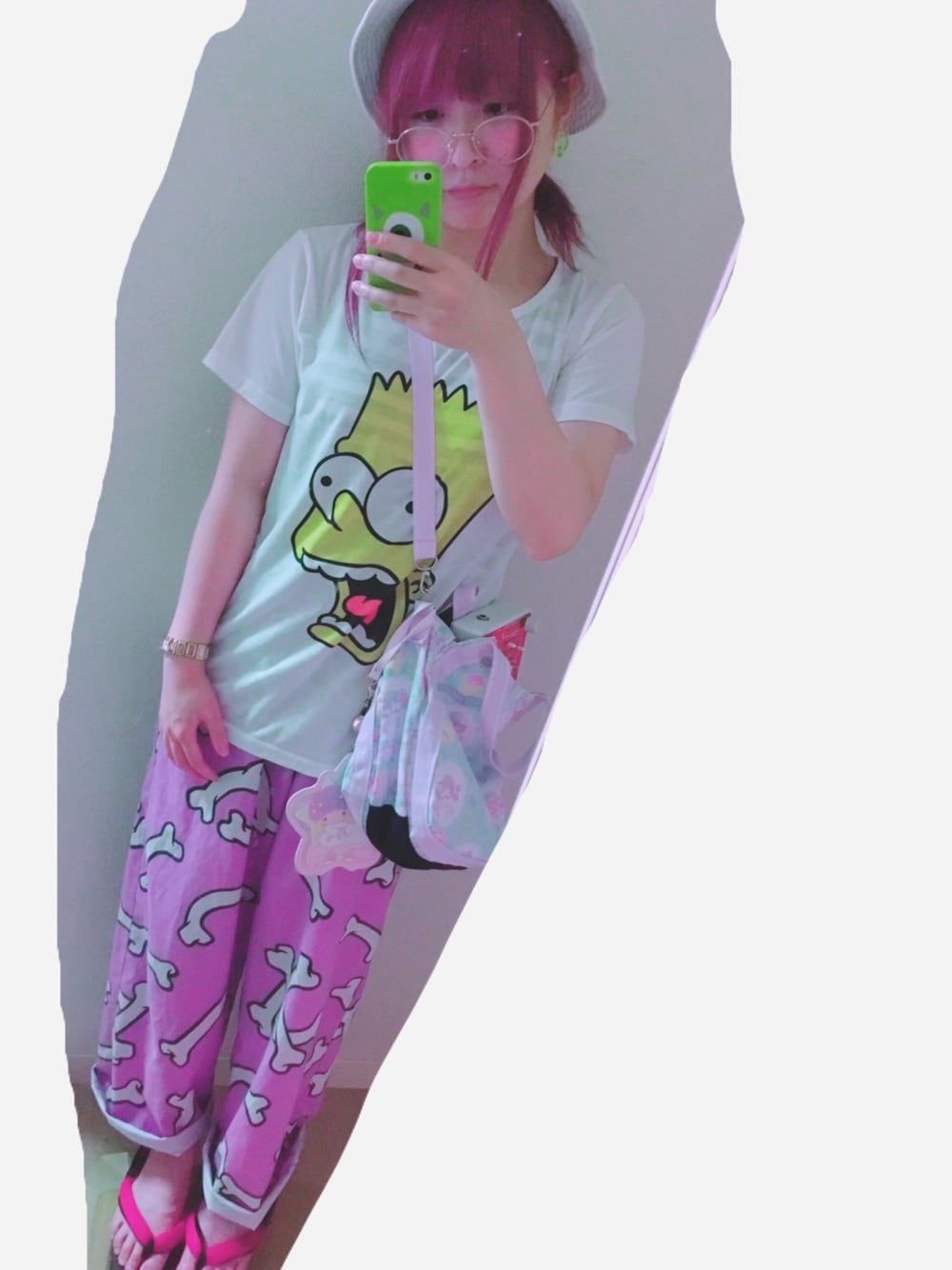 「galaxxxy、シンプソンズ、下駄、骨、エフェクター、キキララ、休日スタイル、ラクチンコーデ、バケットハット、Tシャツ」｜「galaxxxyのFLYING BONE パジャマパンツ（パンツ、パープル系）」を使った、あじじまあじこさん（レディース・153cm）の夏コーディネートの1枚目の写真