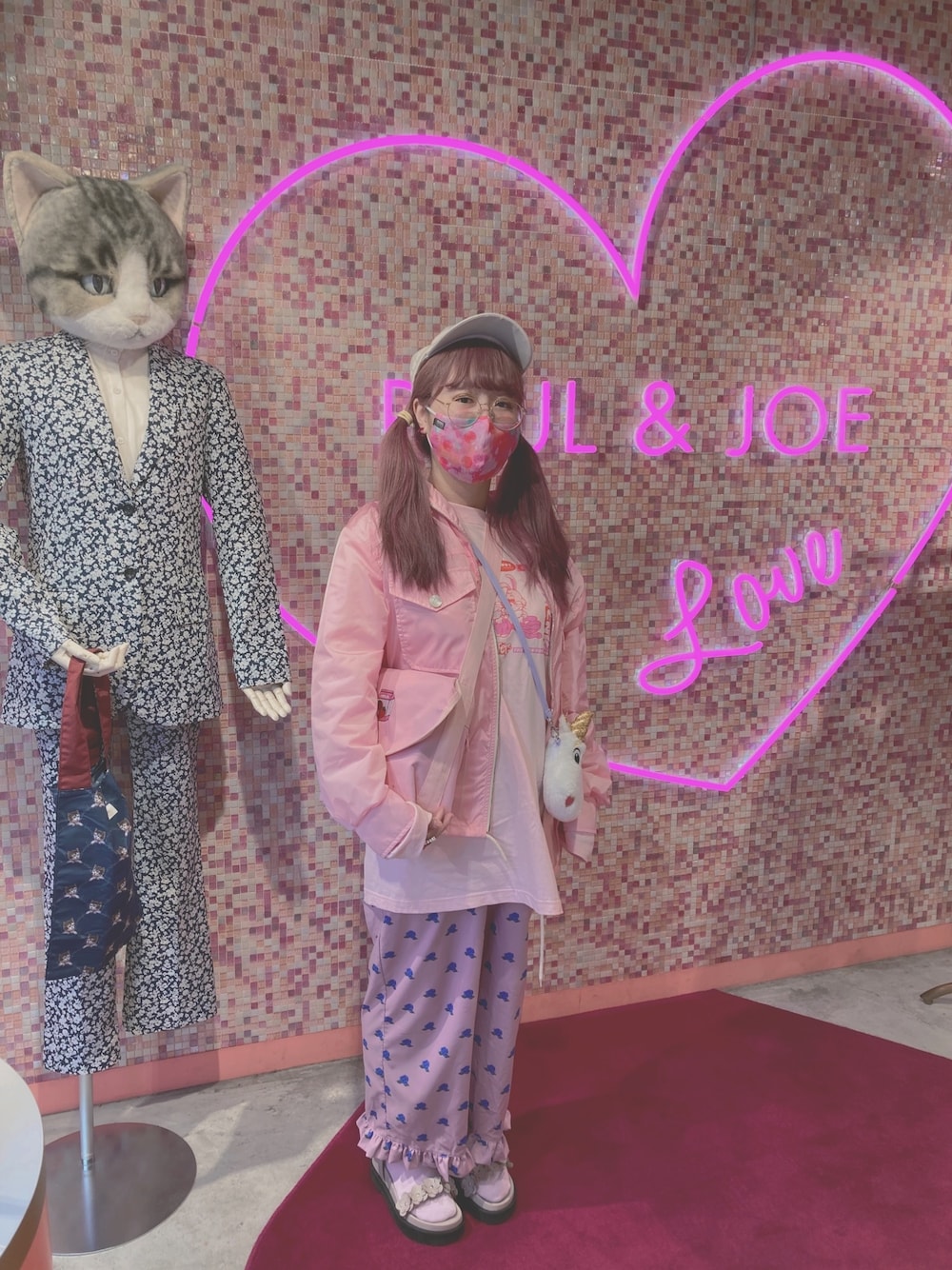 「秋のコーデ、パンツスタイル、ラクチンコーデ、ショルダーバッグ、休日スタイル、めがね、バラ柄、ピンク、PAUL&JOE、GUCCI」｜「Candy StripperのCND & BUNNYS L/S Tシャツ（Tシャツ/カットソー、ピンク系）」を使った、あじじまあじこさん（レディース・153cm）の秋コーディネートの1枚目の写真