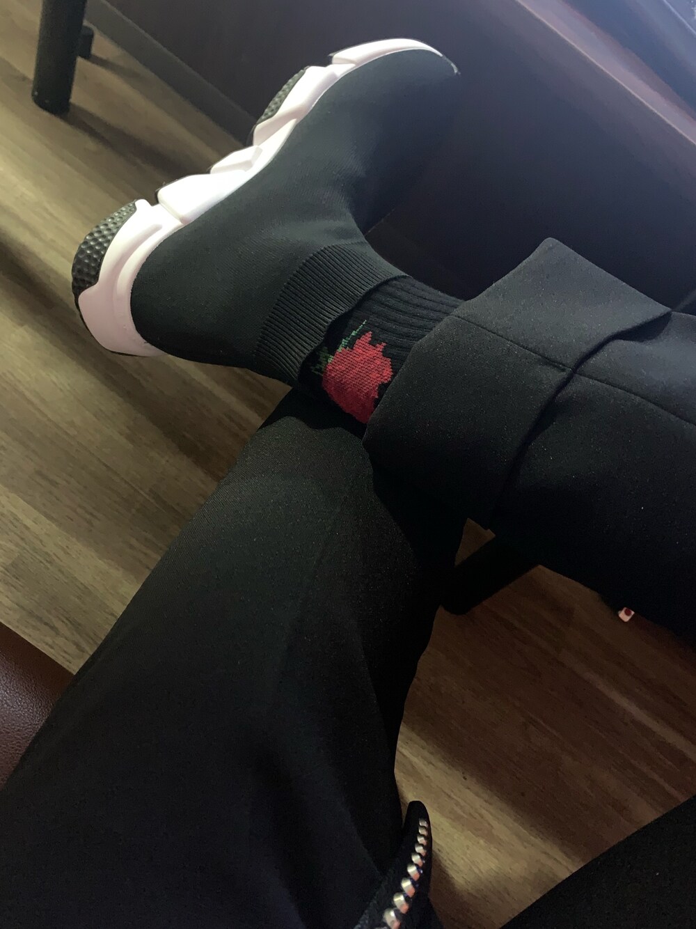 「BALENCIAGA、シンプルコーデ、スラックス、ブラック」｜「BALENCIAGAのアイテム（シューズ、ブラック系）」を使った、のりぴーさん（メンズ・170cm）の春コーディネートの1枚目の写真