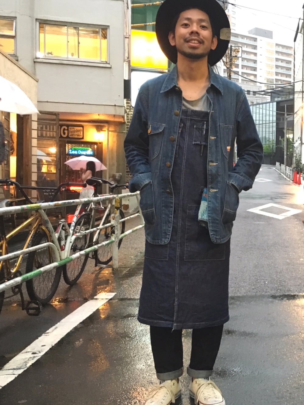 「エプロン、ﾃﾞﾆﾑｴﾌﾟﾛﾝ、デニムオンデニム、つばひろハット、白スニーカー、ジーンズ、デニムコーデ、カバーオール、デニムジャケット、黒ハット」｜「JAPAN BLUE JEANSのアイテム（エプロン、ブルー系）」を使った、あかぎさんさん（メンズ・165cm）の冬コーディネートの1枚目の写真