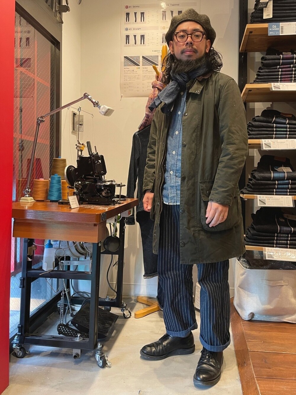 「キャスケット、ビーチクロス、ストライプパンツ、barbour、コート、シャンブレーシャツ、ワイドパンツ、ポストマンシューズ、ブーツ、RED WING」｜「CUSHMANのアイテム（キャスケット、ブラック系）」を使った、あかぎさんさん（メンズ・165cm）の冬コーディネートの1枚目の写真