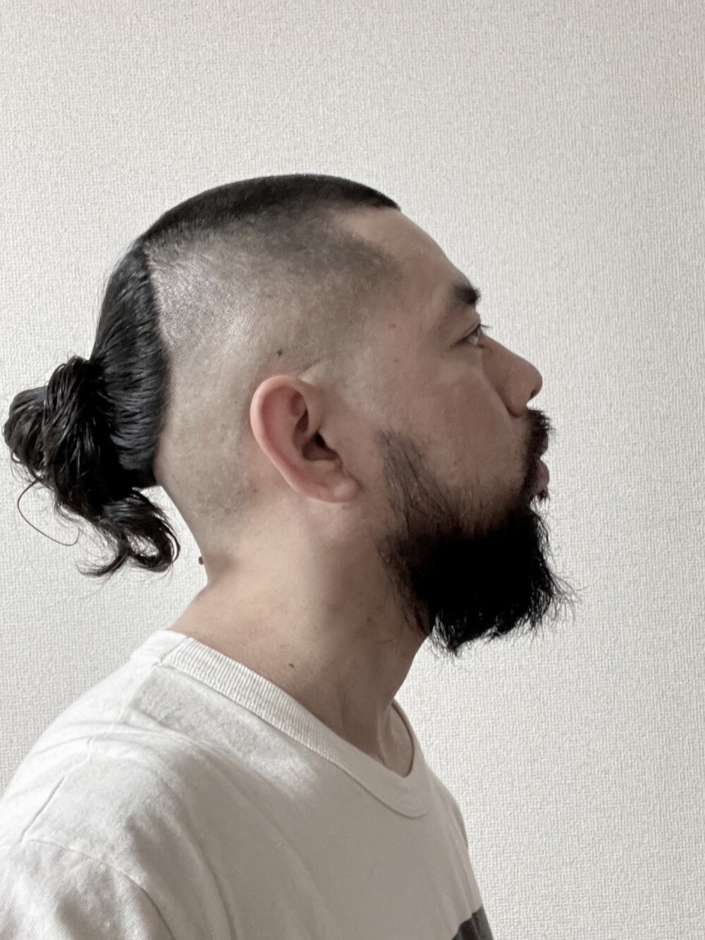 ホワイト系のTシャツ/カットソーを着用したメンズの春コーディネートの1枚目の写真