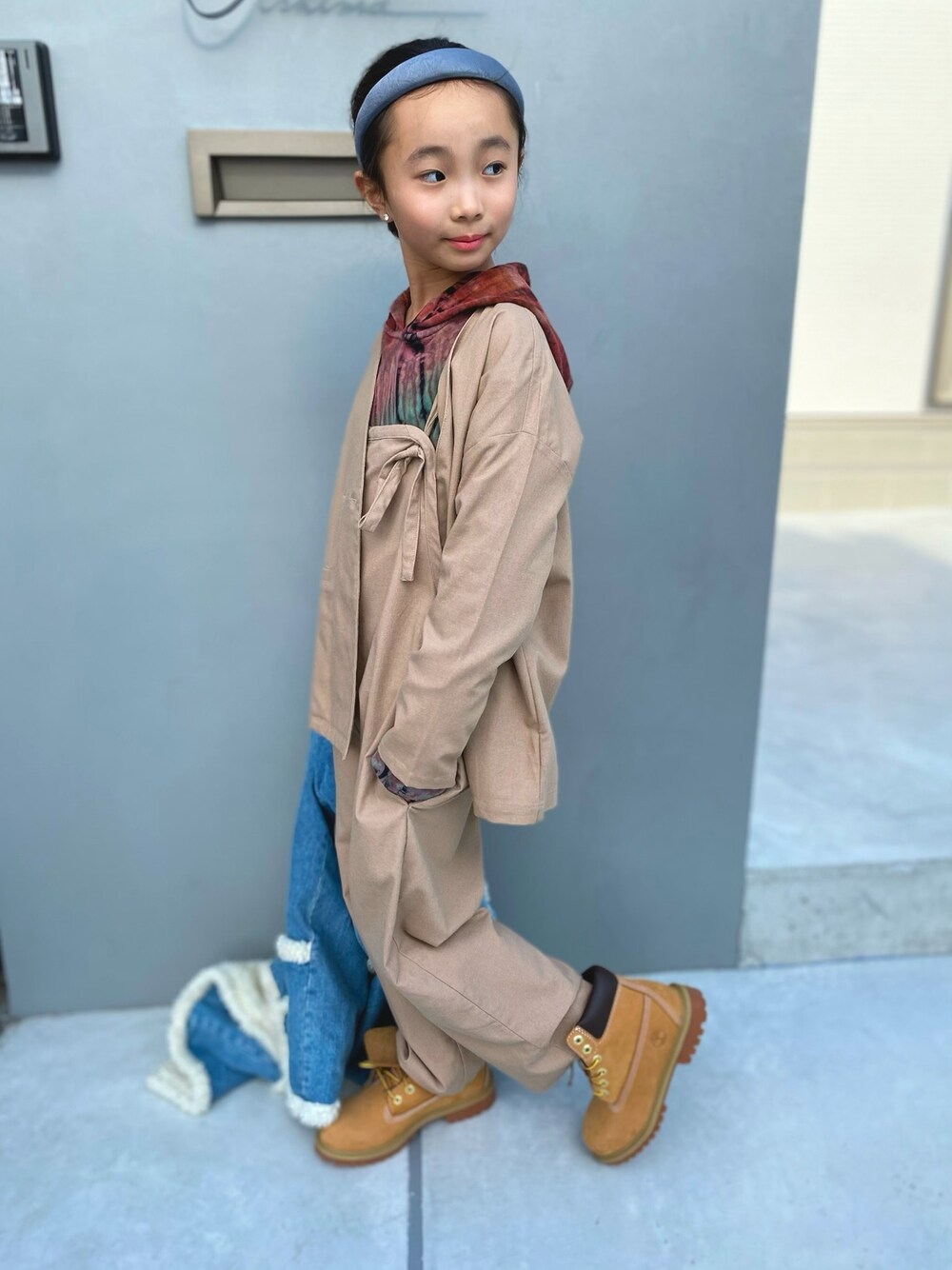 「休日スタイル、セットアップ、kids、女の子コーデ、Timberland、パーカー、street」｜「antiquaのジャケット 一点投入でオシャレな新風をプラス。（テーラードジャケット、ベージュ系）」を使った、reira5さん（キッズ・130cm）の冬コーディネートの1枚目の写真