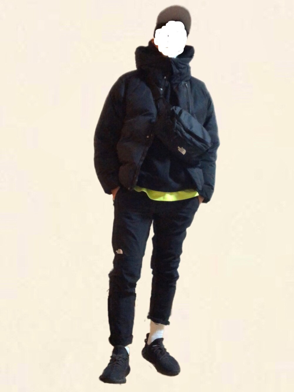 「GU、ノースフェイス、ビューティ&ユース、ユナイテッドアローズ、adidas、yeezyboost、ダウンジャケット、ショルダーバッグ、シンプル、THE NORTH FACE」｜「BEAUTY&YOUTH UNITED ARROWSのBY “小松マテーレ” ナイロン アライドダウンジャケット（ダウンジャケット/コート、ブラック系）」を使った、TEEさん（メンズ・182cm）の冬コーディネートの1枚目の写真