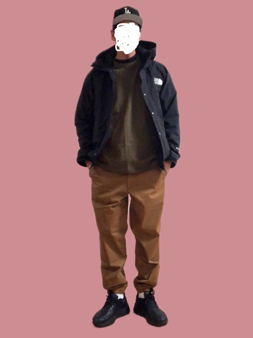 「シンプル、マウンテンパーカー、ノースフェイス、THE NORTH FACE、ブラウン、キャップ、カーキ、PUMA」｜「THE NORTH FACEのザ・ノース・フェイス メンズマウンテンパーカー / マウンテンライトジャケット（マウンテンパーカー、ブラック系）」を使った、TEEさん（メンズ・182cm）の春コーディネートの1枚目の写真