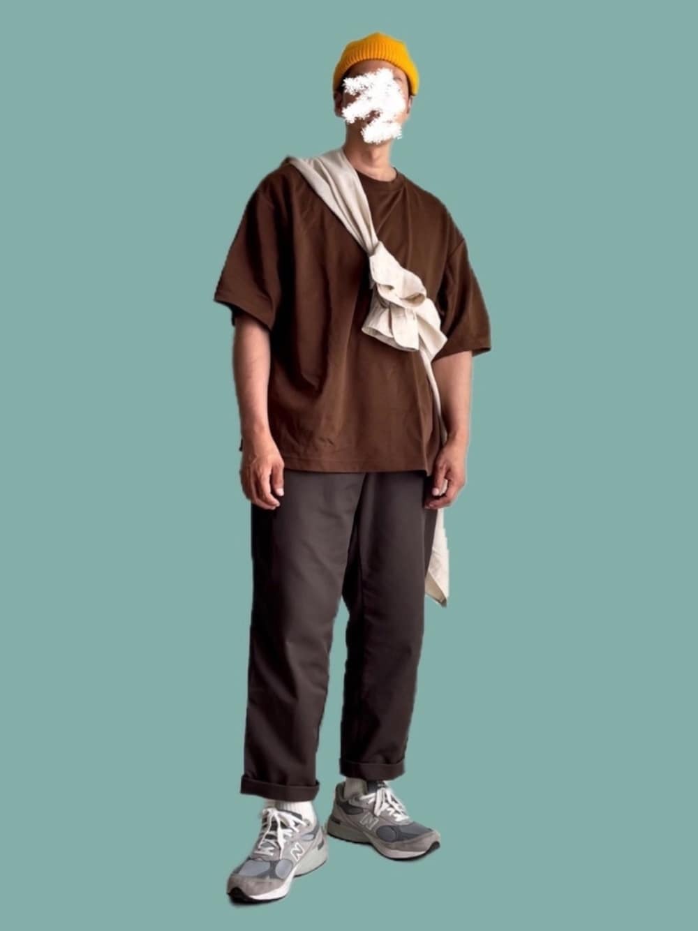「REDKAP、ビーニー、New Balance、993、たすき掛け、ブラウンコーデ」｜「430のSHORTY BEANIE（ニットキャップ/ビーニー、イエロー系）」を使った、TEEさん（メンズ・182cm）の夏コーディネートの1枚目の写真