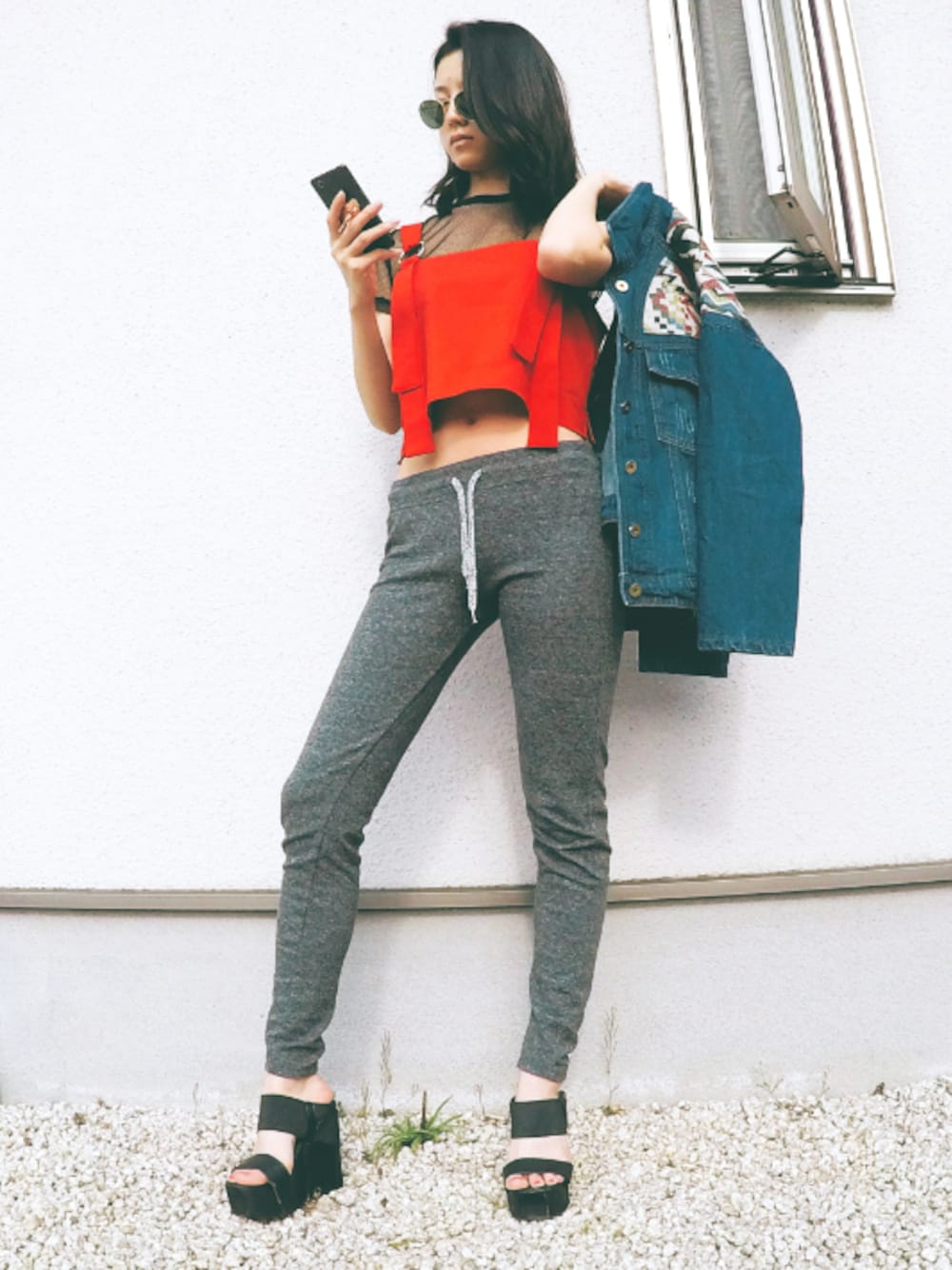 「ドラフトムルーア、ムルーア(MURUA)、ootd、網シャツ、スウェットパンツ、Gジャン、denim、red」｜「FOREVER 21のアイテム（トップス、ブラック系）」を使った、miyouさん（レディース・164cm）の春コーディネートの1枚目の写真