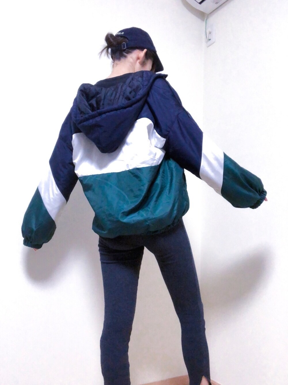 グレー系のその他パンツを着用したレディースの秋コーディネートの1枚目の写真