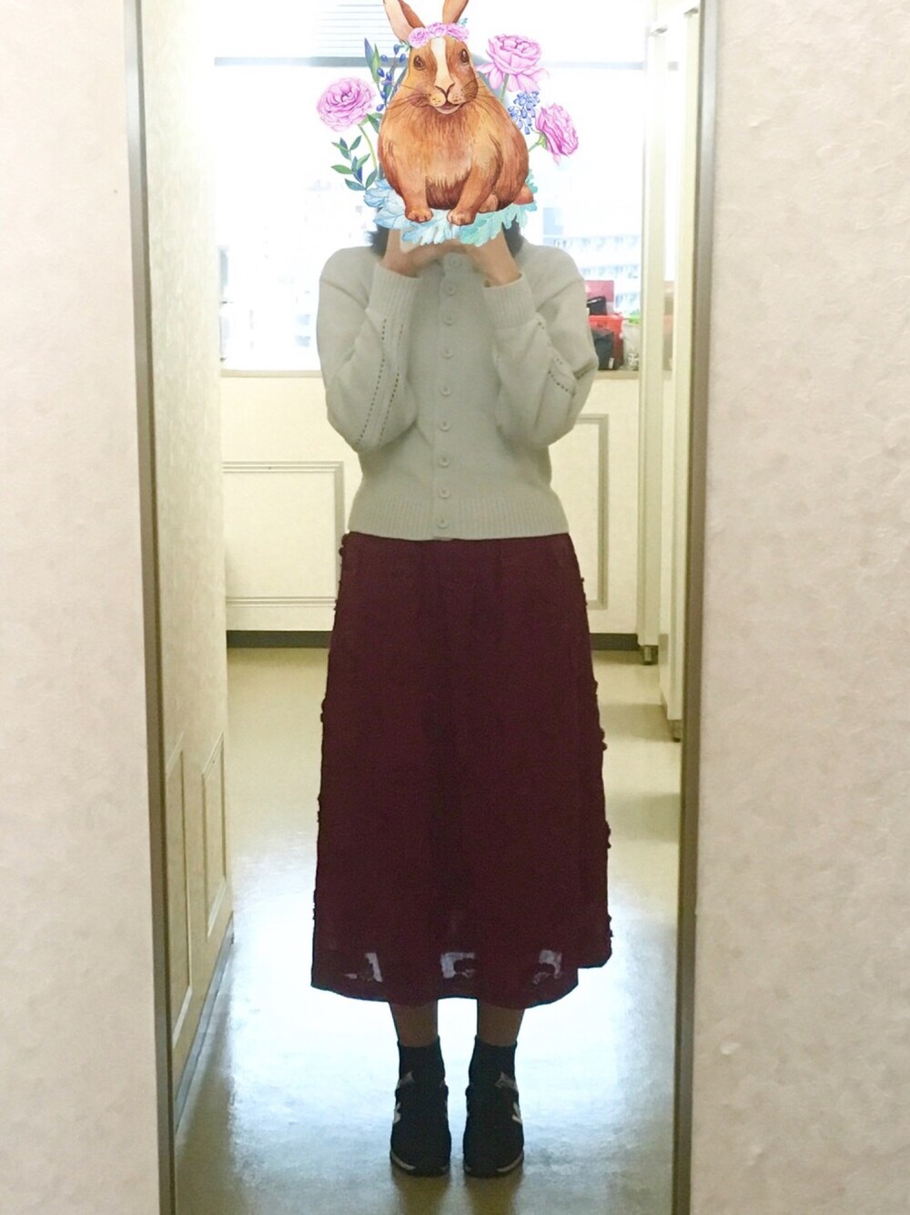 「通勤コーデ、刺繍、ユニクロユー、ワインレッド、シンプルコーデ、花柄、春コーデ、刺繍スカート、おしゃれさんと繋がりたい、カジュアル」｜「l'atelier du savonのフリンジフラワーレースIラインSK（スカート、レッド系）」を使った、yukkoさん（レディース・168cm）の春コーディネートの1枚目の写真