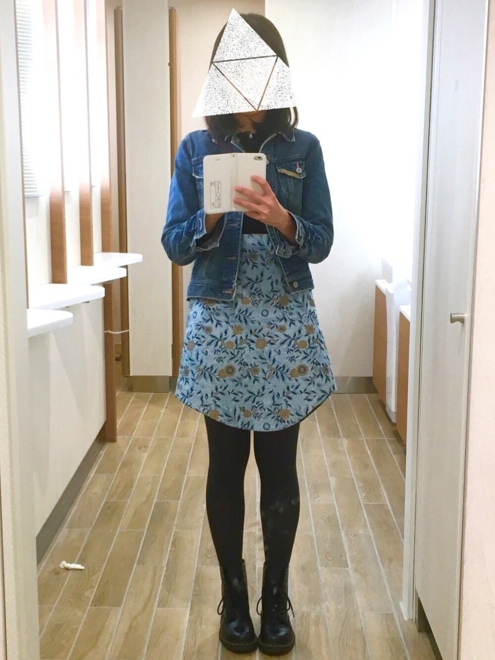 「刺繍スカート、変形スカート、台形ｽｶｰﾄ、ブルー、ブルーコーデ、休日スタイル、Dr.Martens、古着、ハイウエスト、デニムジャケット」｜「DAZZLEのアイテム（スカート、ブルー系）」を使った、yukkoさん（レディース・168cm）の春コーディネートの1枚目の写真