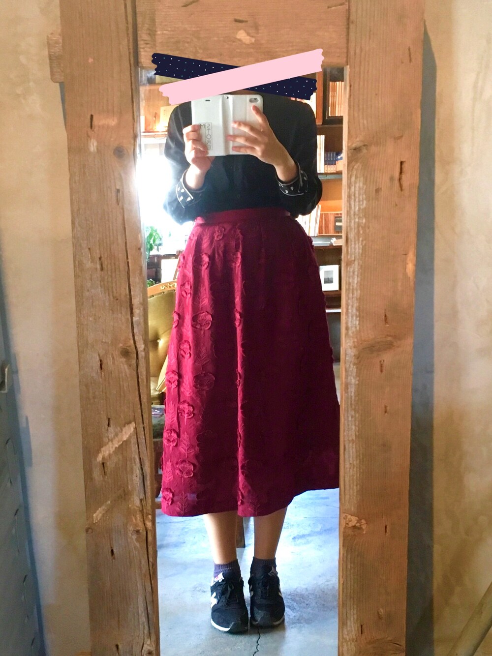 「刺繍、刺繍スカート、ワインレッド、ブラックコーデ、シック、クラシカル、旅行、旅行コーデ、トラベル、長野」｜「l'atelier du savonのフリンジフラワーレースIラインSK（スカート、レッド系）」を使った、yukkoさん（レディース・168cm）の春コーディネートの1枚目の写真