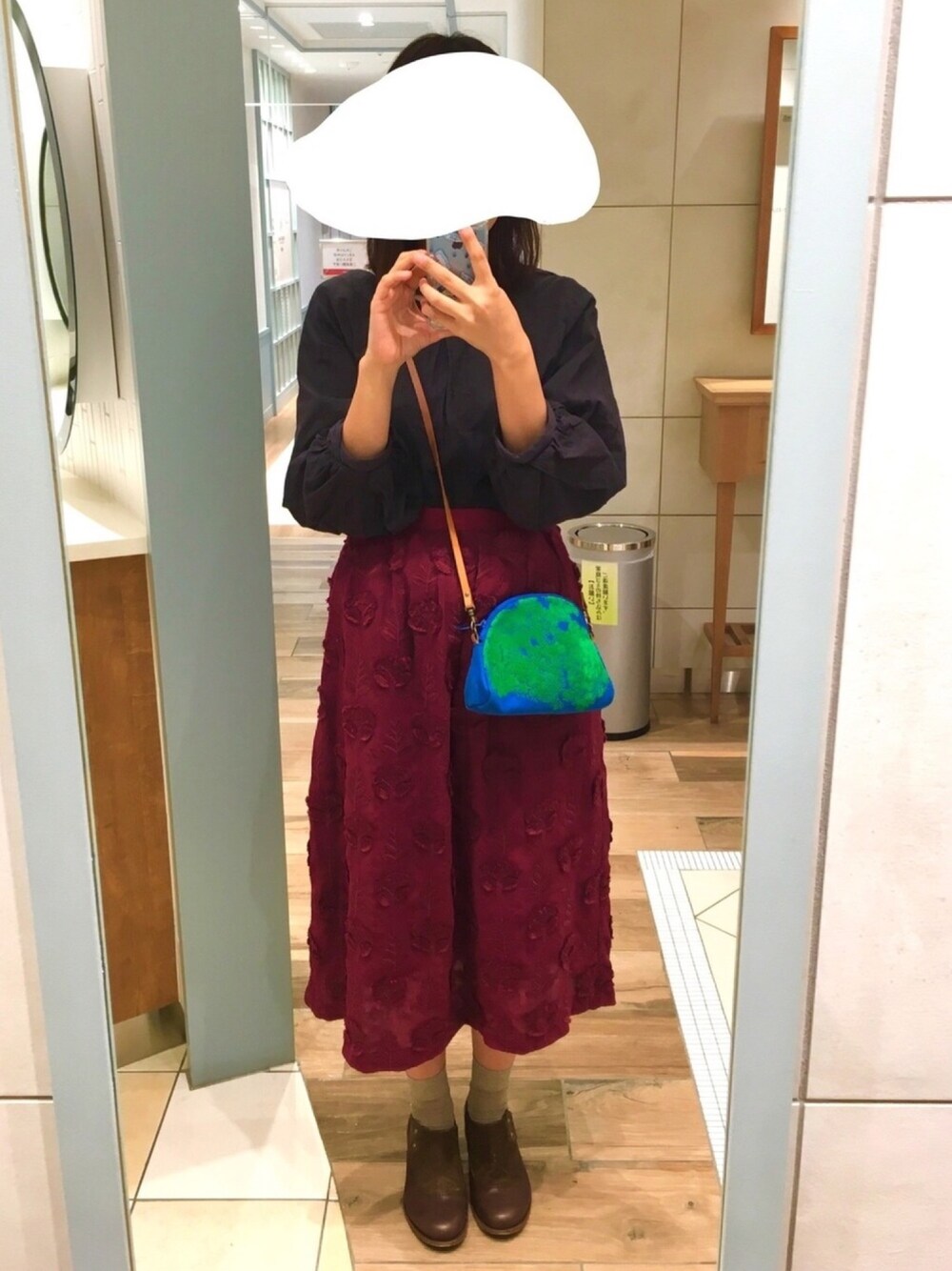 「秋コーデ、公園、公園スタイル、休日スタイル、森林系、森、刺繍ブラウス、刺繍スカート、花柄刺繍、ワインレッド」｜「studio CLIPのコットン総刺繍Vネックブラウス（シャツ/ブラウス、グレー系）」を使った、yukkoさん（レディース・168cm）の秋コーディネートの1枚目の写真