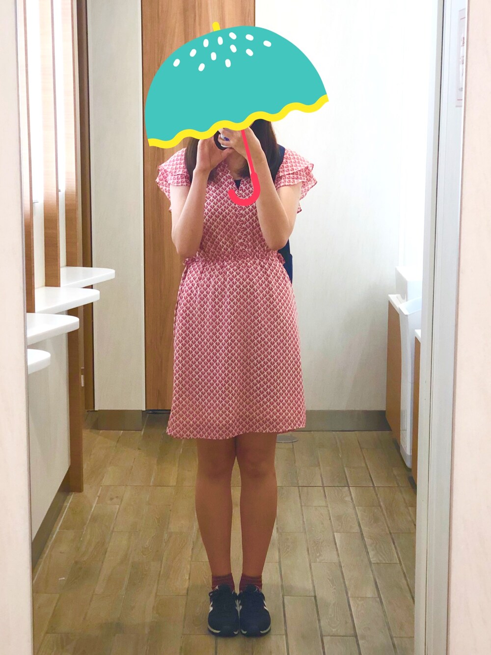「休日スタイル、赤、赤ワンピース、柄ワンピース、赤ソックス、赤コーデ、ワンピース、スニーカーコーデ、summer、カラフル」｜「H&Mのアイテム（ワンピース、レッド系）」を使った、yukkoさん（レディース・168cm）の夏コーディネートの1枚目の写真