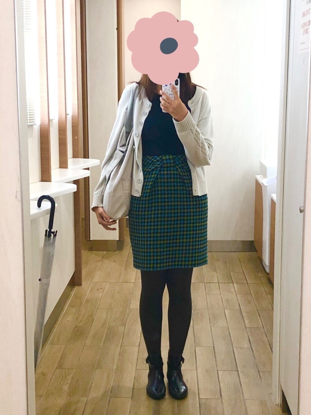 「プチプラ、プチプラコーデ、レインブーツ、Paul Smith、ポールスミス、ミニスカート、雨の日コーデ、レインシューズ、PaulSmith、お手軽コーデ」｜「UNIQLOのアイテム（カーディガン/ボレロ、グレー系）」を使った、yukkoさん（レディース・168cm）の秋コーディネートの1枚目の写真