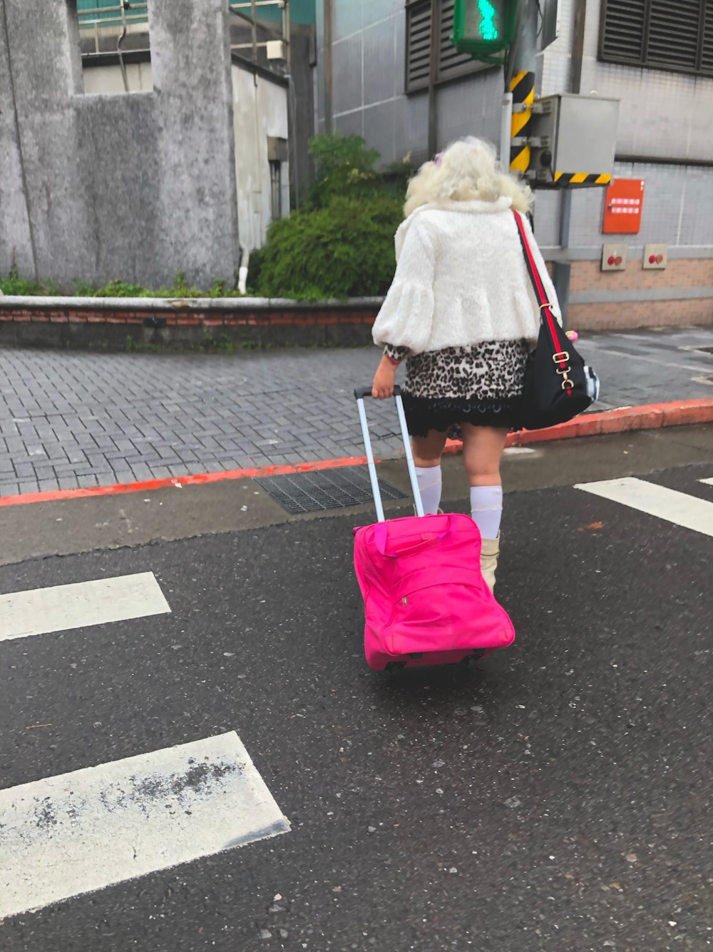 「街拍」｜「JAのアイテム（スーツケース/キャリーバッグ、ピンク系）」を使った、JUDYさん（レディース・155cm）の春コーディネートの1枚目の写真