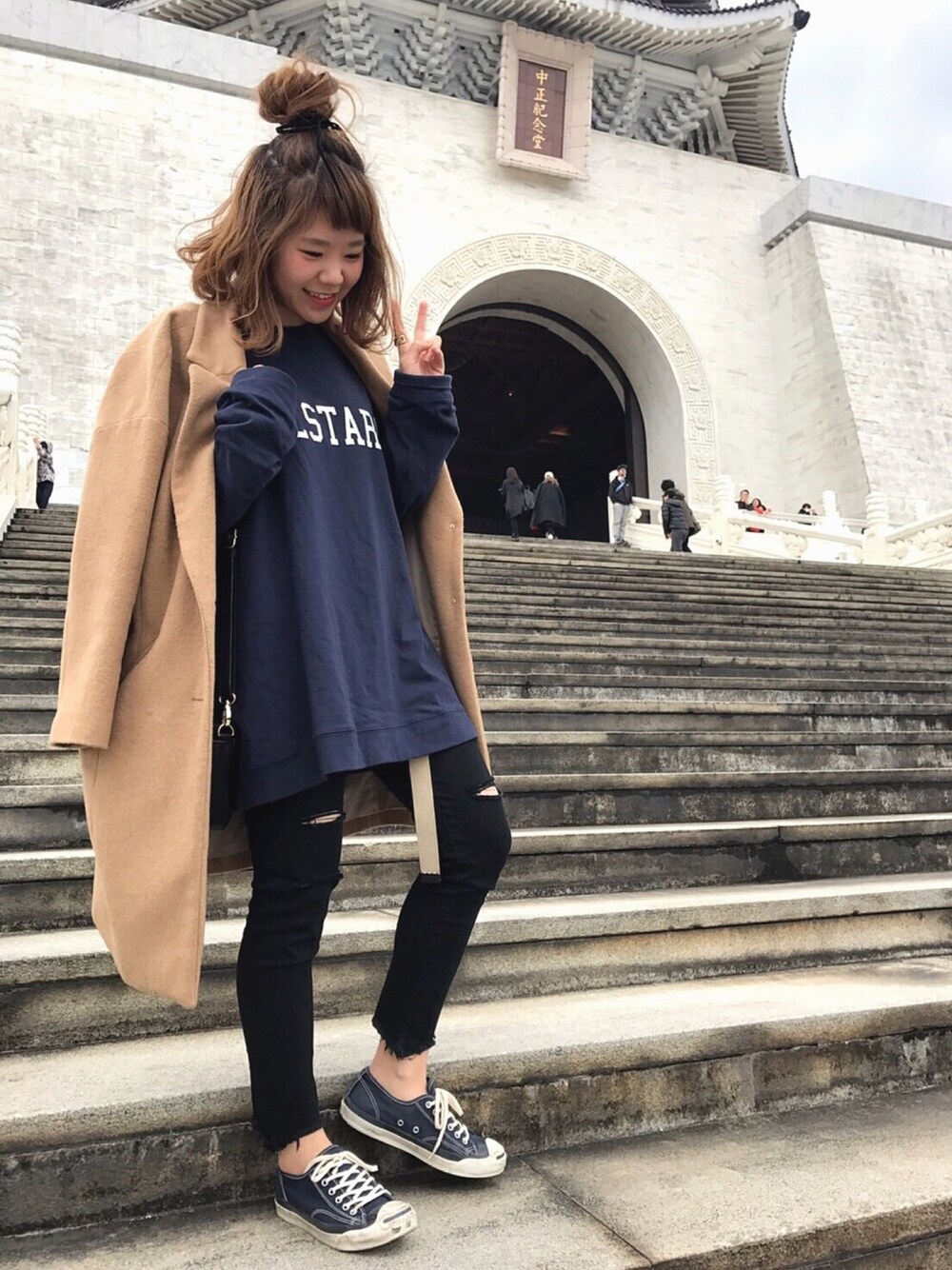 ブルー系のスニーカー、ブラック系のその他パンツ、ブルー系のTシャツ/カットソーを着用したレディースの冬コーディネートの1枚目の写真