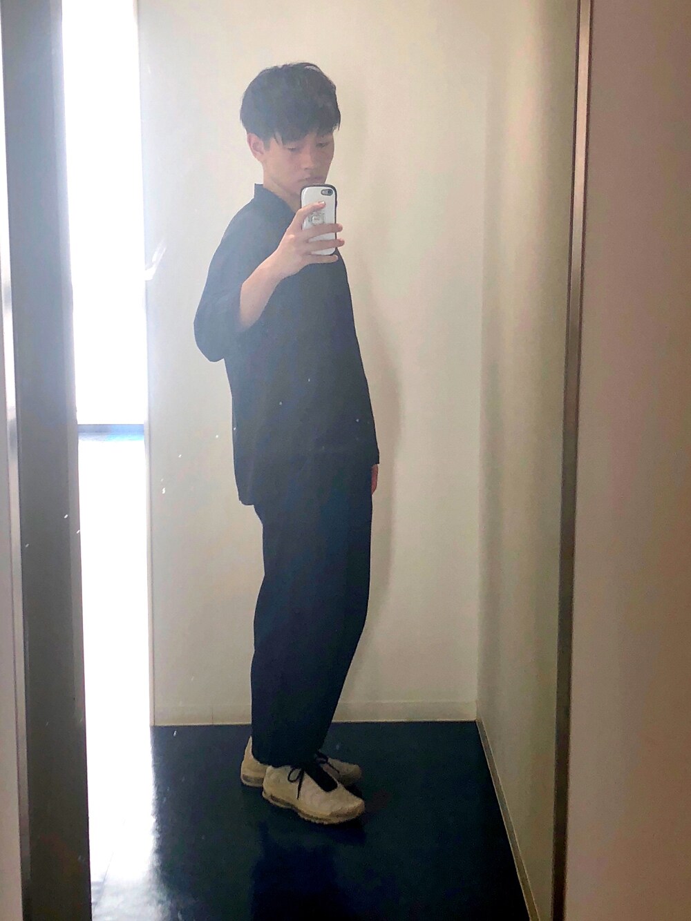 ブラック系のシャツ/ブラウス、ブルー系のその他パンツ、ブラウン系のスニーカーを着用したメンズの秋コーディネートの1枚目の写真