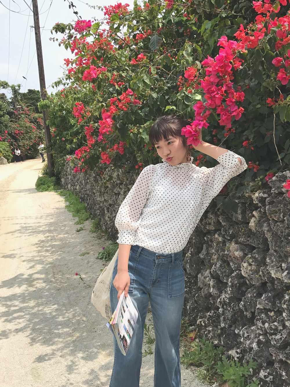 「石垣島、竹富島、デニム、デート」｜「SENSE OF PLACE by URBAN RESEARCHのドットレトロブラウス（シャツ/ブラウス、ホワイト系）」を使った、michiruさん（レディース・156cm）の春コーディネートの1枚目の写真