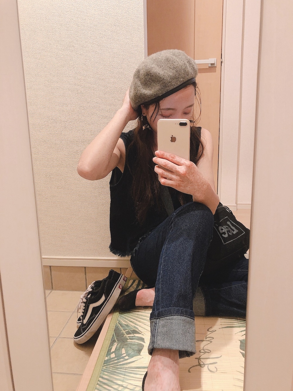 「オールデニム、秋コーデ、シンプルコーデ、秋、スニーカーコーデ、ベレー帽、私服通勤」｜「Leeのアイテム（トップス、ブルー系）」を使った、こん。さん（レディース・158cm）の秋コーディネートの1枚目の写真