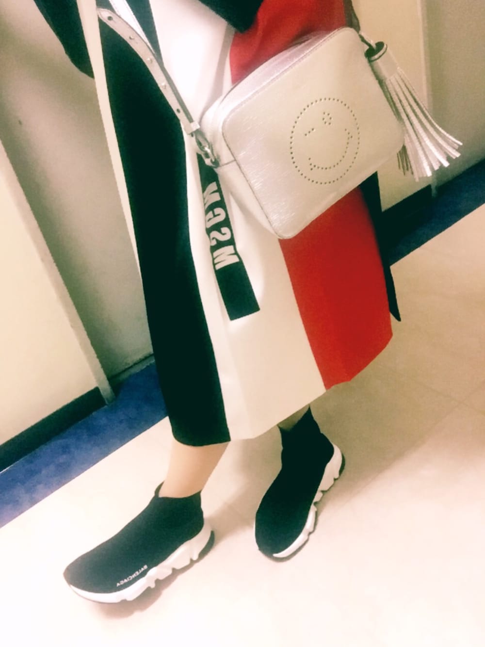 「モード、スピードトレーナー、BALENCIAGA、MSGM、スポーツミックス、黒スニーカー、スニーカー好き！、スカート×スニーカー」｜「ANYA HINDMARCHのAnya Hindmarch Smiley Cross Body Bag（ショルダーバッグ、シルバー系）」を使った、❤︎あーちゃん❤︎さん（レディース・152cm）の夏コーディネートの1枚目の写真