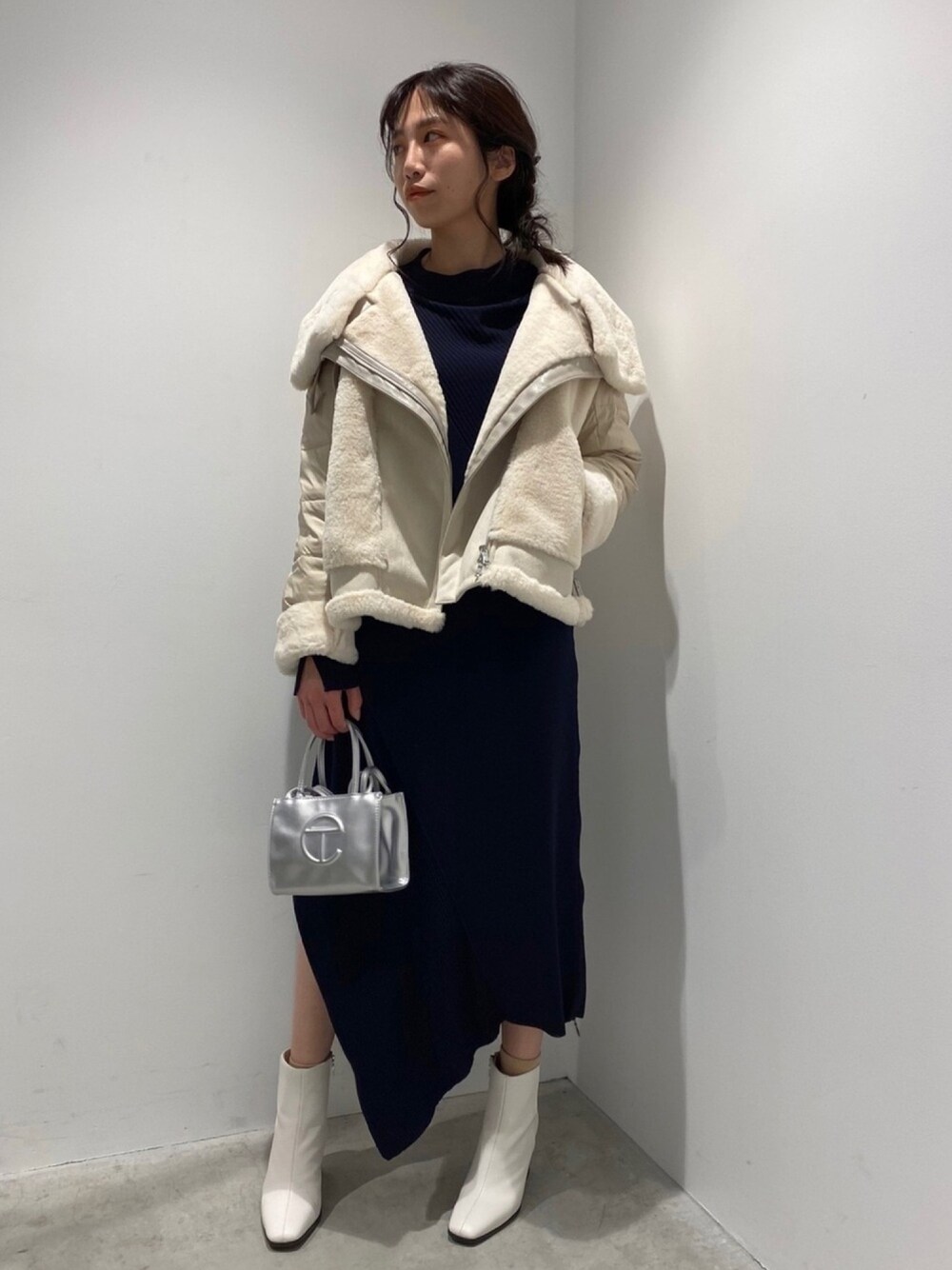 「ブーツ、ニットワンピース、ショートブーツ、ワンピース、オトナカジュアル、ワンマイルウェア、LOVELESS、ミニバッグ、TELFAR、休日スタイル」｜「LOVELESSのエコファーコンビ ライダース ダウン（ブルゾン、ホワイト系）」を使った、清水 みゆきさん（レディース・157cm）の秋コーディネートの1枚目の写真