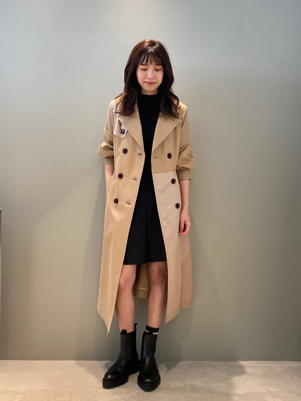 「ブーツ、トレンチコート、ハーフパンツ、春アウター、Alexander Wang、LOVELESS、春コーデ、半袖ニット、オトナカジュアル、ベージュ×ブラック」｜「LOVELESSの◆◆ベージュプリーツ コンビ トレンチ（トレンチコート、ベージュ系）」を使った、清水 みゆきさん（レディース・157cm）の春コーディネートの1枚目の写真