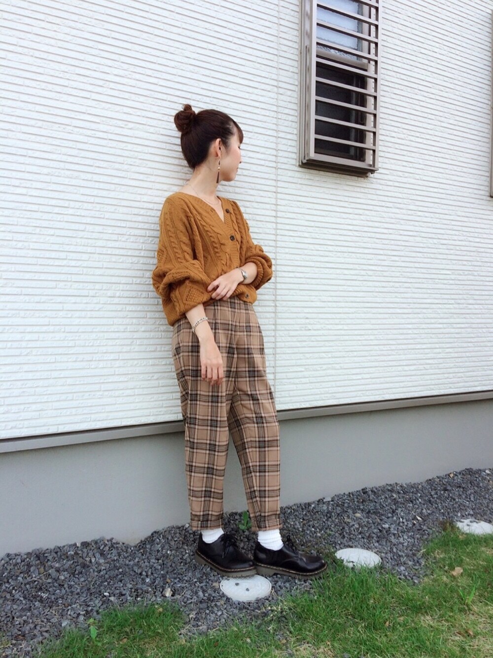 「ケーブルニット、カーディガン、チェックパンツ、GU、しまむら、レースアップシューズ、PHILIPPE AUDIBERT、秋のコーデ、秋服準備はじめました、ママコーデ」｜「GUのアイテム（カーディガン/ボレロ、オレンジ系）」を使った、mi-ta◡̈✩さん（レディース・158cm）の秋コーディネートの1枚目の写真