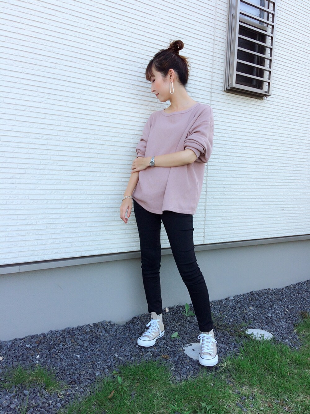 「秋服準備はじめました、ワッフル、レギンス、ベーコン、GU、converse、スニーカー、プチプラ、ママコーデ、オトナカジュアル」｜「GUのアイテム（Tシャツ/カットソー、ピンク系）」を使った、mi-ta◡̈✩さん（レディース・158cm）の秋コーディネートの1枚目の写真