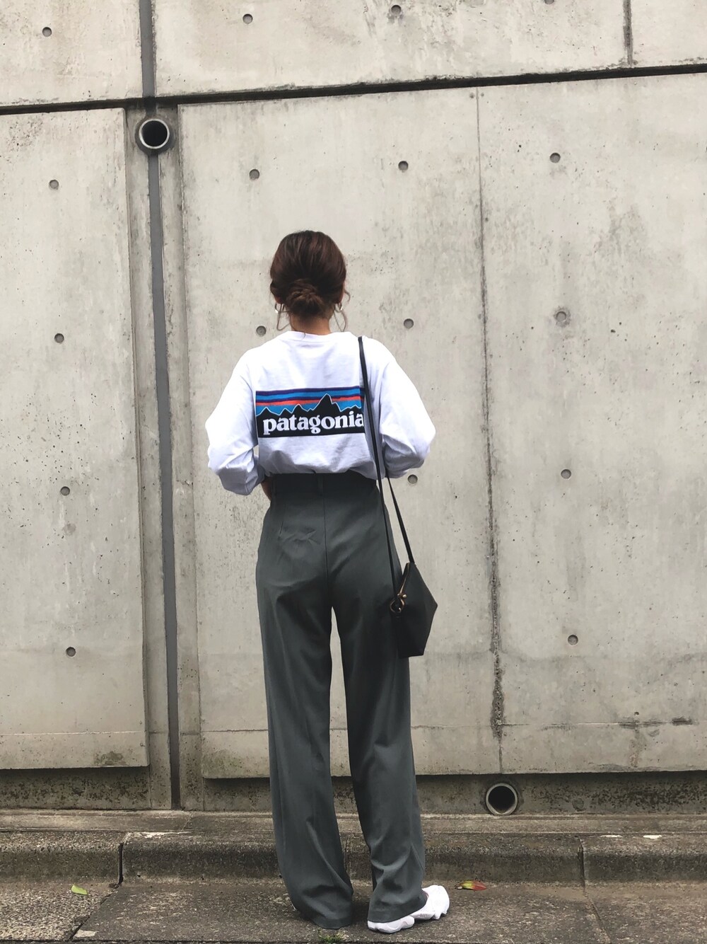 「パタゴニア、ナイキ、エアリフト、春夏コーデ、ポワントリュネ、ラクチンコーデ」｜「patagoniaのpatagonia / パタゴニア　ロングスリーブ P6 ロゴ レスポンシビリティー L/S P6 LOGO RESPONSIBILI-TEE（Tシャツ/カットソー、ホワイト系）」を使った、ぬ。さん（レディース・159cm）の春コーディネートの1枚目の写真