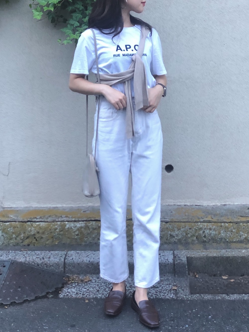 「夏コーデ、白Tシャツ、白デニム、白コーデ、肩掛けコーデ、イルビゾンテ、A.P.C.、powantolune」｜「A.P.C.のT-SHIRT RUE MADAME FEMME JPS（Tシャツ/カットソー、ホワイト系）」を使った、ぬ。さん（レディース・159cm）の夏コーディネートの1枚目の写真