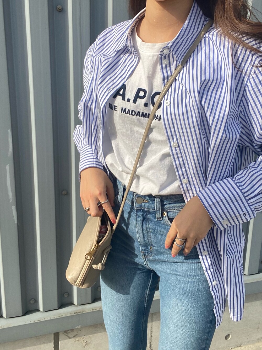 「ストライプシャツ、大人カジュアル、白Tシャツ、H&M、イルビゾンテ、A.P.C.」｜「A.P.C.のT-SHIRT RUE MADAME FEMME JPS（Tシャツ/カットソー、ホワイト系）」を使った、ぬ。さん（レディース・159cm）の春コーディネートの1枚目の写真