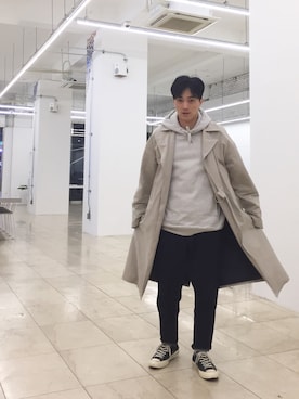 「チャックテイラー」｜「アイテム（トレンチコート）」を使った、SHUSEI MOCHIZUKIさん（メンズ・180cm）の冬コーディネート