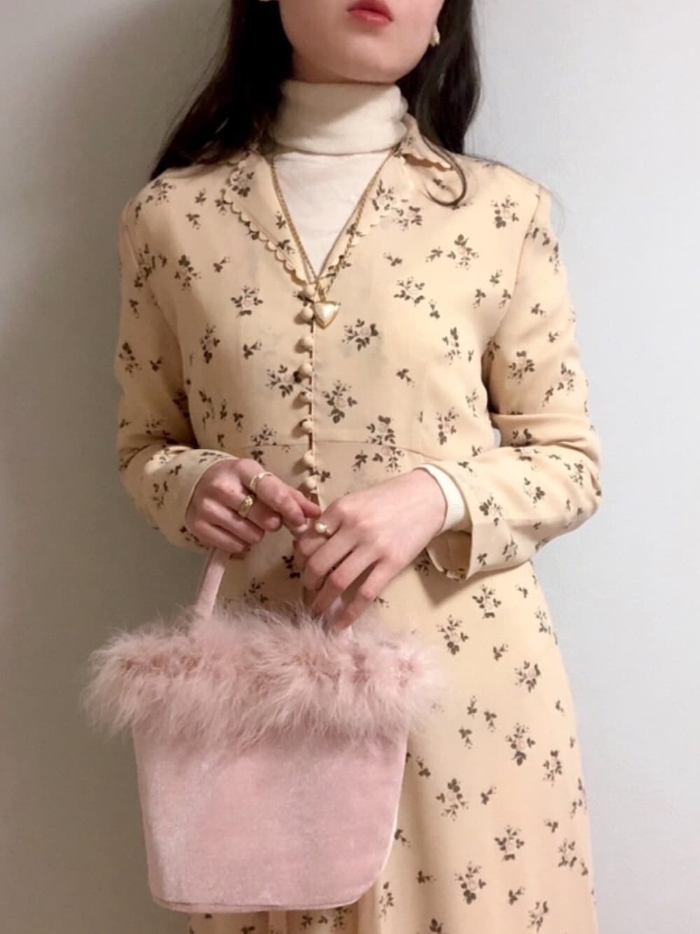 「おしゃれさんと繋がりたい、UNIQLO、古着、ベージュ、タートルネック、春コーデ、ヴィンテージワンピース、デートスタイル（WOMEN）、休日スタイル、フレンチガーリー」｜「UNIQLOのエクストラファインメリノリブタートルネックセーター（長袖）（ニット/セーター、ホワイト系）」を使った、ringo🍎さん（レディース・157cm）の冬コーディネートの1枚目の写真